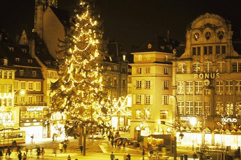 ユーろん 知ってた フランスのストラスブールはクリスマスツリー発祥の地なんだって 今年のクリスマスシーズンは クリスマスツリー発祥の地で過ごすロン T Co Ujjypmvgip
