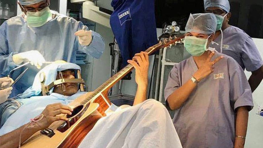 debbyaulia12's tweet photo. Wuiihhh 👍 RT @detikcom: Musisi India Main Gitar Sambil Jalani Operasi Otak https://t.co/CEjYokGZwM https://t.co/yMYptS5gdr"