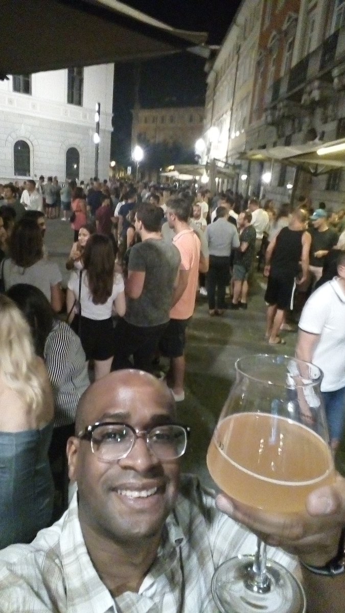 DrinkingEurope's tweet photo. Things #italians do better along with fashion, food and wine Is #steeet drinking #trieste thousands of friends #traveling https://t.co/Jvko5VTM1w