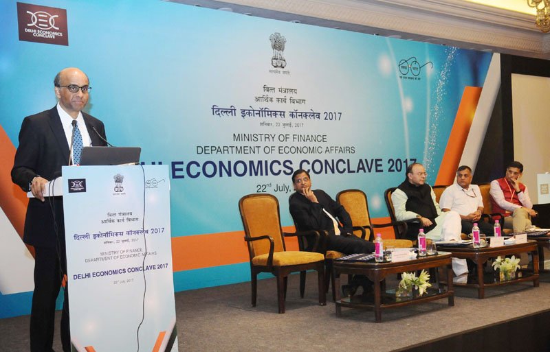 PIB_India's tweet image. Deputy Prime Minister of Singapore, Mr. Tharman Shanmugaratnam delivers the inaugural address at Delhi #EconomicsConclave- 2017, in ND