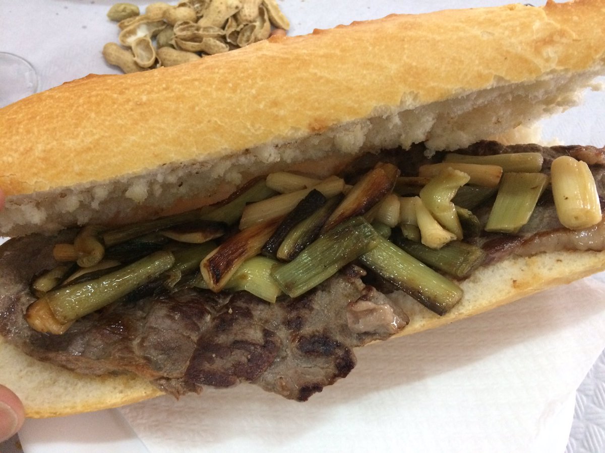 cacauencorfa's tweet image. Huí toca altre Mareny.... el de San Llorenç... al casino!! Carn de cavall amb alls tendres, especialitat de hui!! #Mareny Recomanable! 😜