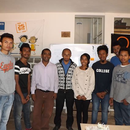P4Human's tweet photo. Une main bionique qui permet de jouer à la pétanque et créée par de jeunes de #Madagascar 👏👏👏 https://t.co/diWjgGy3U8 https://t.co/AT6sp5S3c1