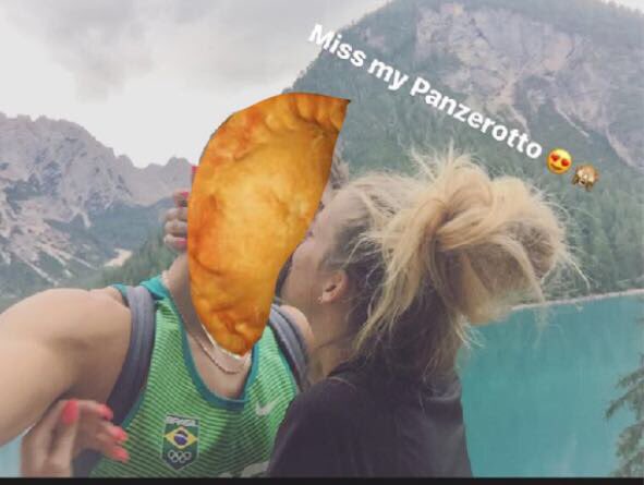 ciabirretta's tweet photo. Quando hai fame e scambi il tuo fidanzato per del cibo! Scusa Selly, noi ce lo siamo immaginato così... #panzerotto #Giannelli #Vcomevolley https://t.co/KLUA6KfBOl