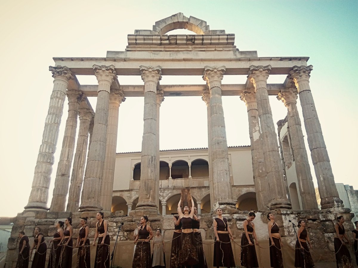 carlosdaliaa's tweet image. Foto de ayer. Enhorabuena a mis compañeros de @TAPTCTEATRO y a los directores. Grandes esas Suplicantes! 🎭👏