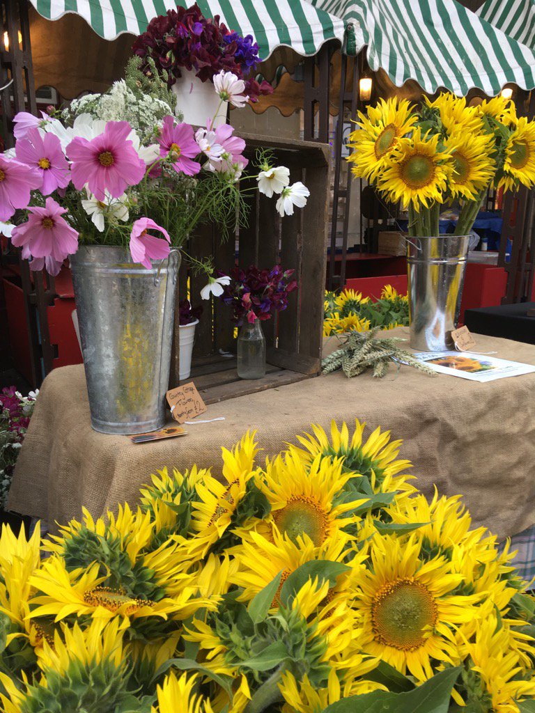 TheSunflowerla's tweet photo. Bath Farmers Market & Glastonbury Farmers Market today #thesunflowerlady #bathfarmersmarket #glastonburyfarmerarket https://t.co/mbFFY3jbJZ
