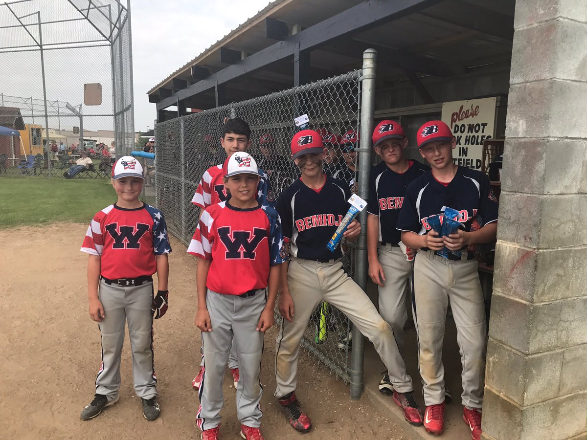 MidwestPlains's tweet photo. Wahpeton, ND sharing pre-game seeds with Bemidji, MN https://t.co/6kYZZYeChU