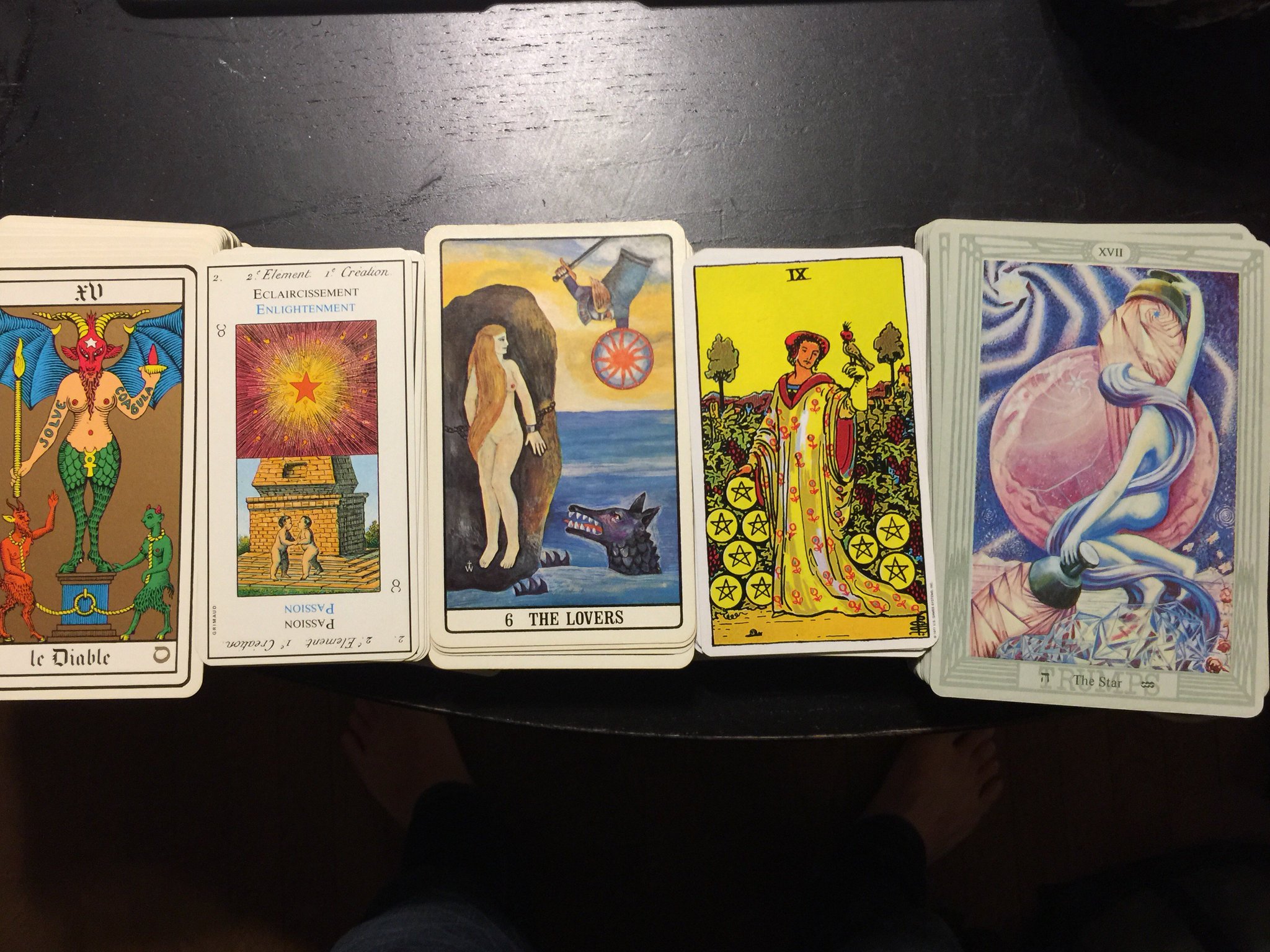 現代タロット研究会 7 23日14 00 新宿 タロットvsホロスコープ 伊地知夏生 ホロスコ バンギ アブドゥル 18 世紀のタロットの進化 マルセイユが手元になかったですが左からウィルト エッティラ ゴールデンドーン ウェイト