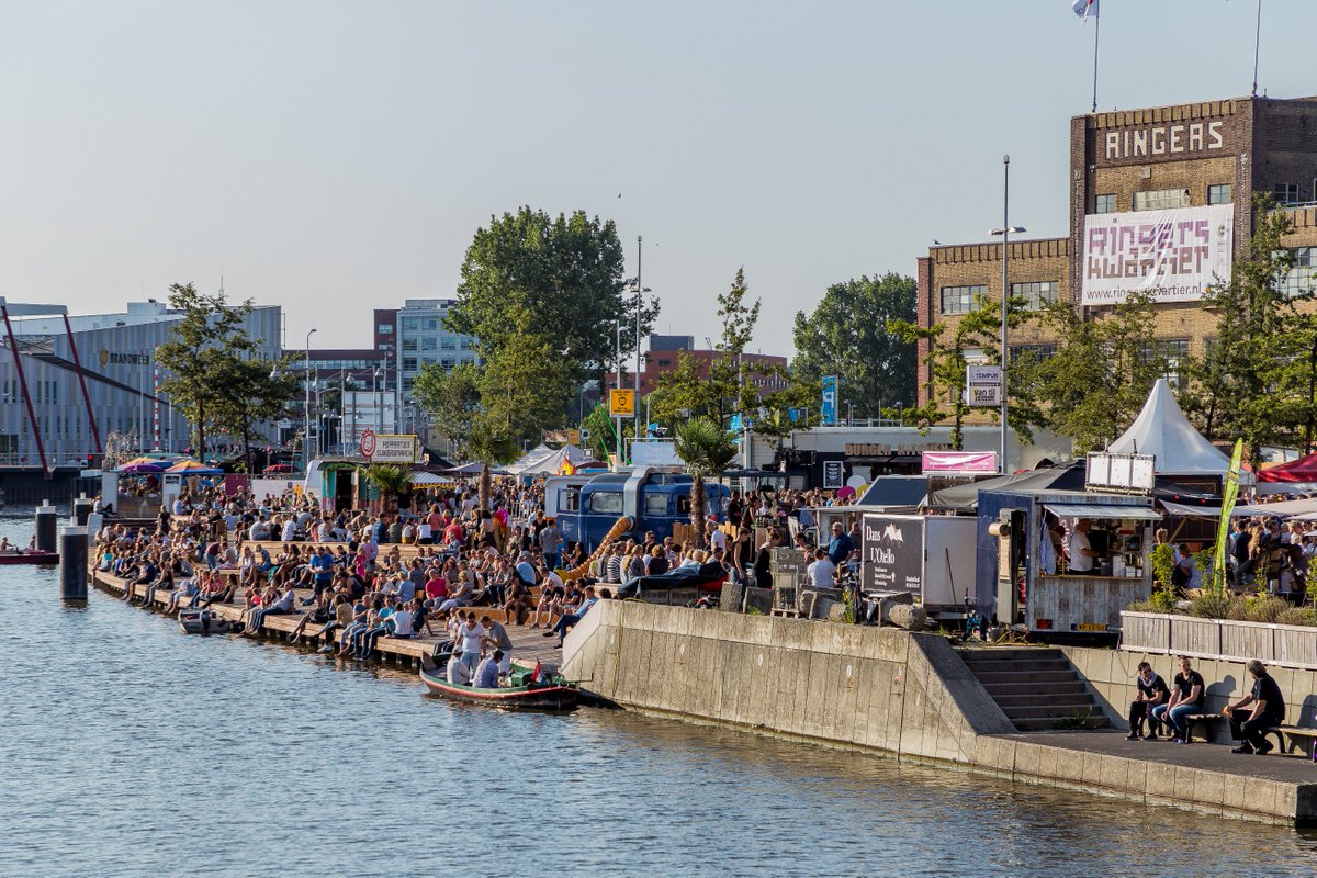 annette_vdijk's tweet photo. Zin in gezelligheid? Al gezien hoe tof #Overstad wordt? De verlaagde kade al uitgeprobeerd? Ik zeg:doen! #AlkmaarSmult #FoodTrucks #Alkmaar https://t.co/b7UUVOKbgE