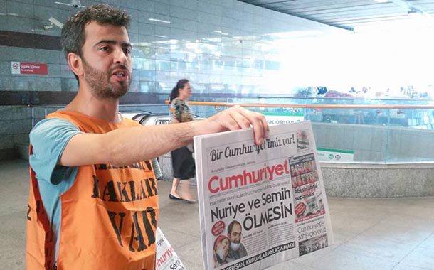 sendika_org's tweet photo. İstanbul'un üç noktasında Cumhuriyet dağıtıp gazeteciler için adalet istediler https://t.co/XEwuZzmJwV https://t.co/FXbtf6hzwr