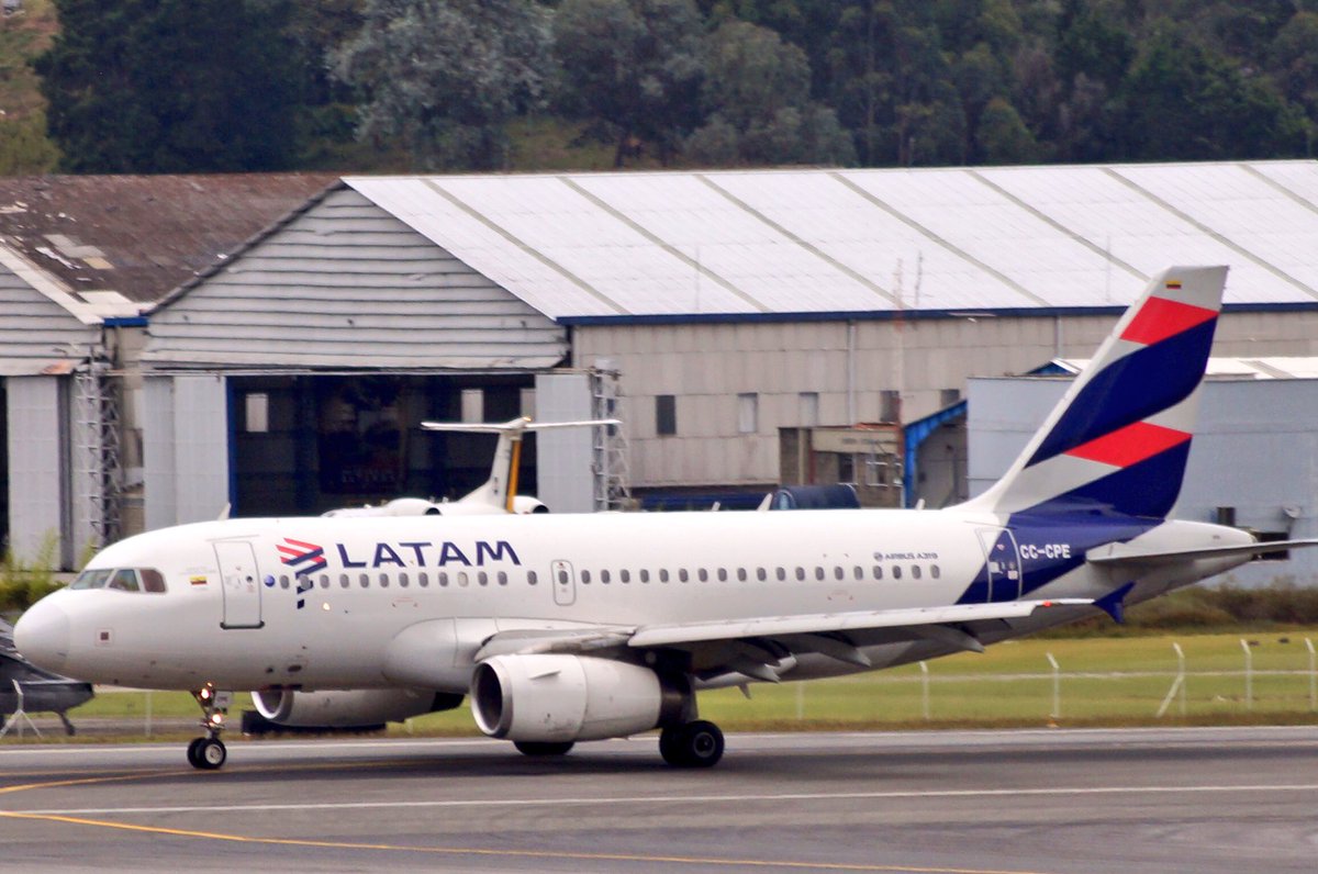 A319 de <a href="/LATAM_CO/">LATAM Colombia</a> en Medellín @De_aviacion <a href="/Speedbird007/">World Aviation 🌍</a> <a href="/ArgIntlSpotters/">Spotters Group Arg✈</a> <a href="/SpottersArg/">Vuelos y Spotters ✈</a> <a href="/AeroMedellinRNG/">Aeropuerto Medellín/Rionegro José Ma. Córdova</a> <a href="/n_larenas/">Nicolás Larenas ✈️</a>