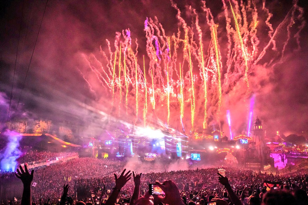 EDMsounds's tweet photo. Tomorrowland 2017! 🌇🎆🎇 https://t.co/CSabWAkkOs