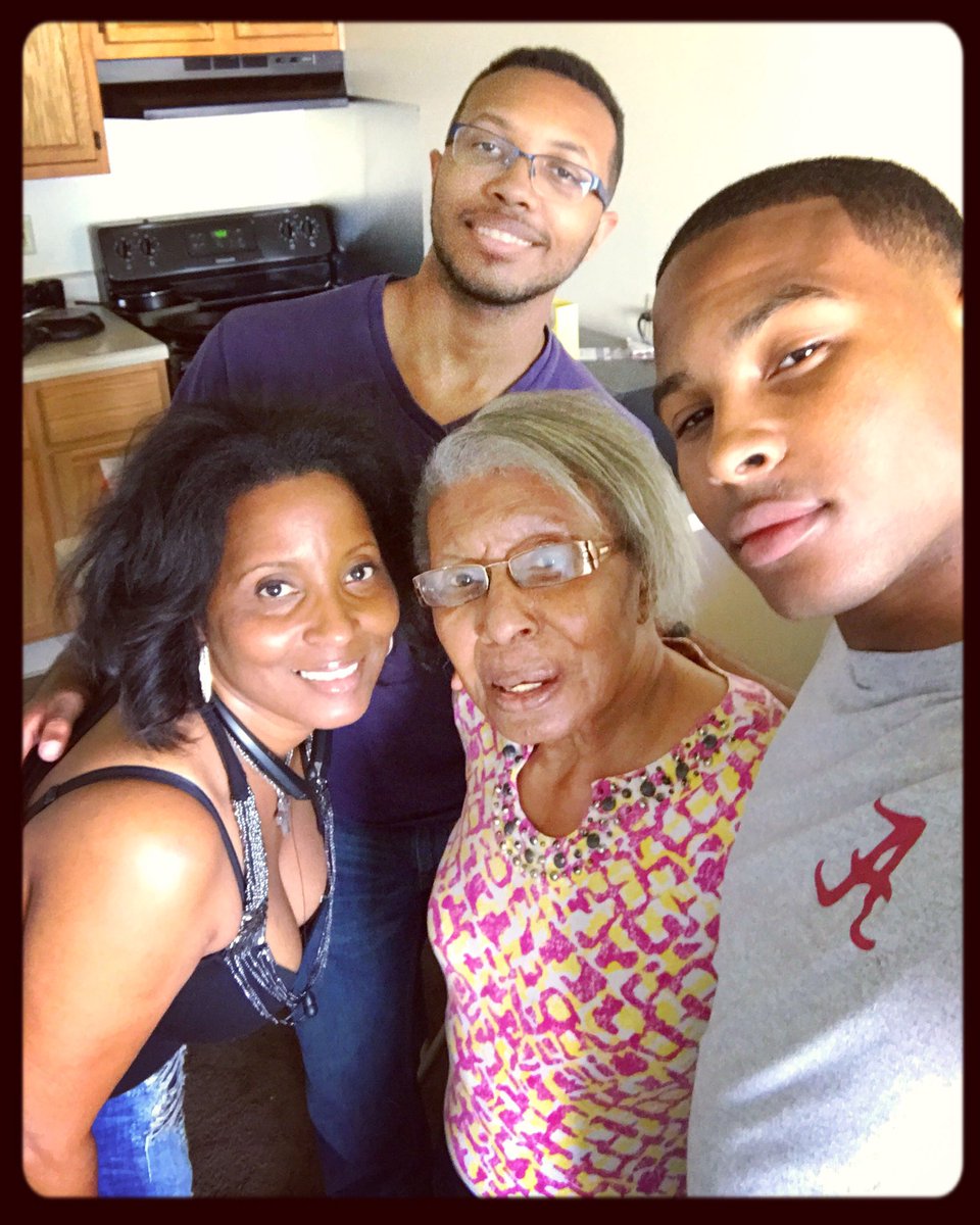 SAOpublishing's tweet photo. Family means everything!💋 #familytime #mommydaughter #mysonsrock #amwriting https://t.co/FRpOkJFKSS