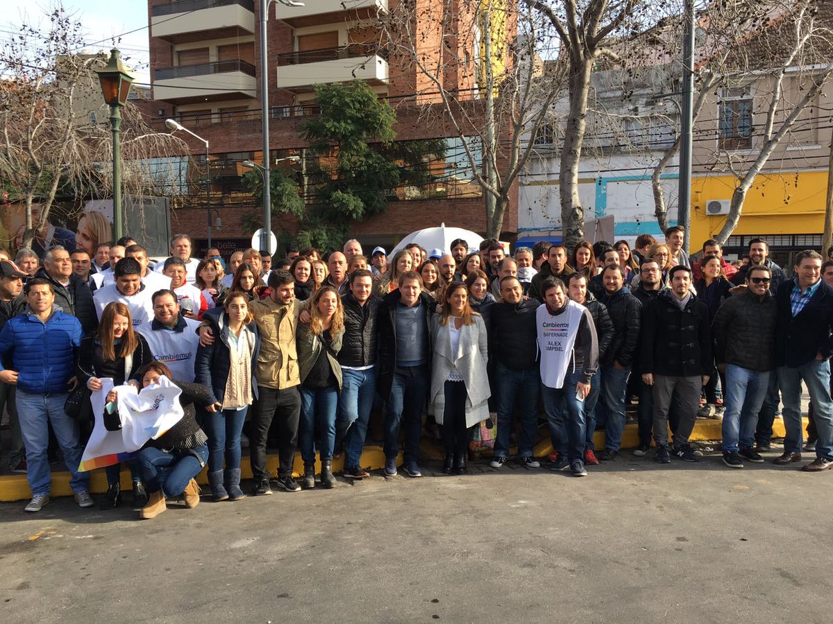 Arrancando el timbreo en #SanFernando con <a href="/AgusCiarletta/">Agustina Ciarletta</a> <a href="/eduardoamadeo/">Eduardo Amadeo</a> y <a href="/andresscarsi/">Andres Scarsi</a> y gran equipo! Salimos a escucharte #JuntosEsPosible