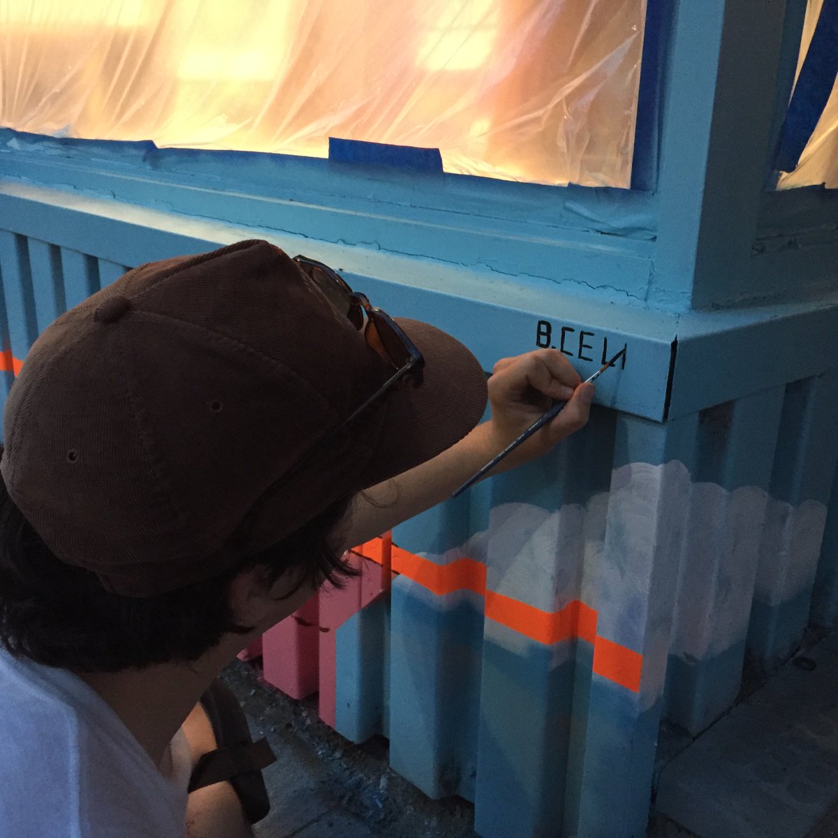 telegrammeprint's tweet photo. Great day for #OssCrit #OssFest come see our new mural in the light of day #MeetMeOnOssington #OssFest2017 kids painting at our place! 🎉🚲🍕🥃🍸 https://t.co/SY2Iu4gvpA