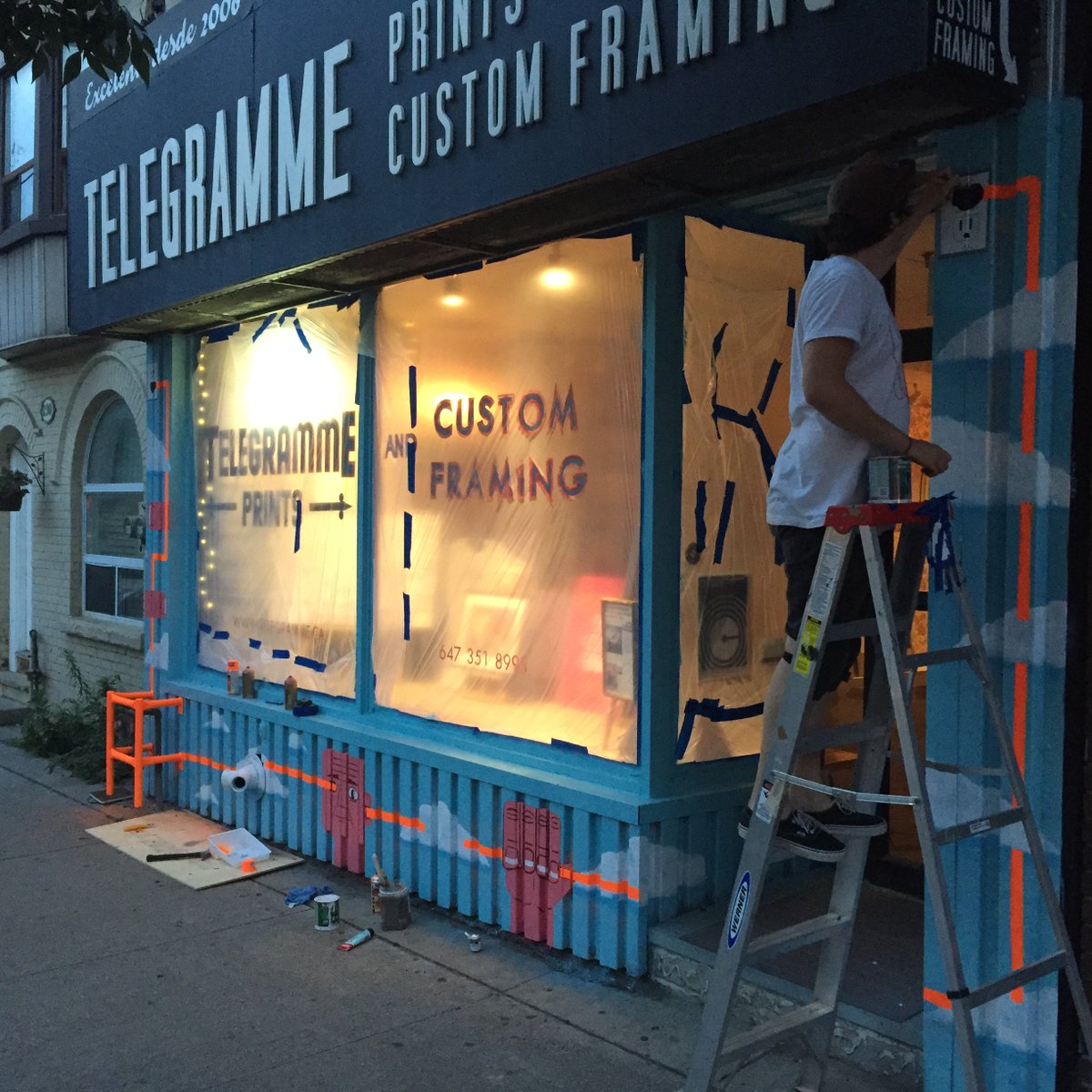 telegrammeprint's tweet photo. Great day for #OssCrit #OssFest come see our new mural in the light of day #MeetMeOnOssington #OssFest2017 kids painting at our place! 🎉🚲🍕🥃🍸 https://t.co/SY2Iu4gvpA