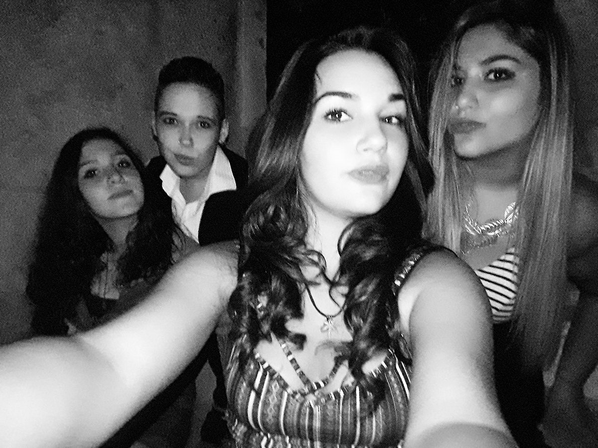 Liar_95's tweet photo. #FestaDellaBirra Tagliacozzando #Girls #Friends❤❤❤ https://t.co/XX5JKNjpBU