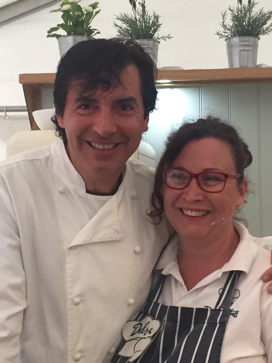 TwoWhiteHats's tweet photo. Happy to have a chat with my pal @jc_novelli. Eating my curry and serving my customers https://t.co/p4qAxREIKI