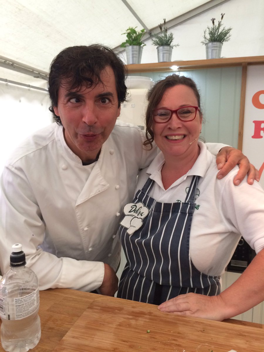 TwoWhiteHats's tweet photo. Happy to have a chat with my pal @jc_novelli. Eating my curry and serving my customers https://t.co/p4qAxREIKI