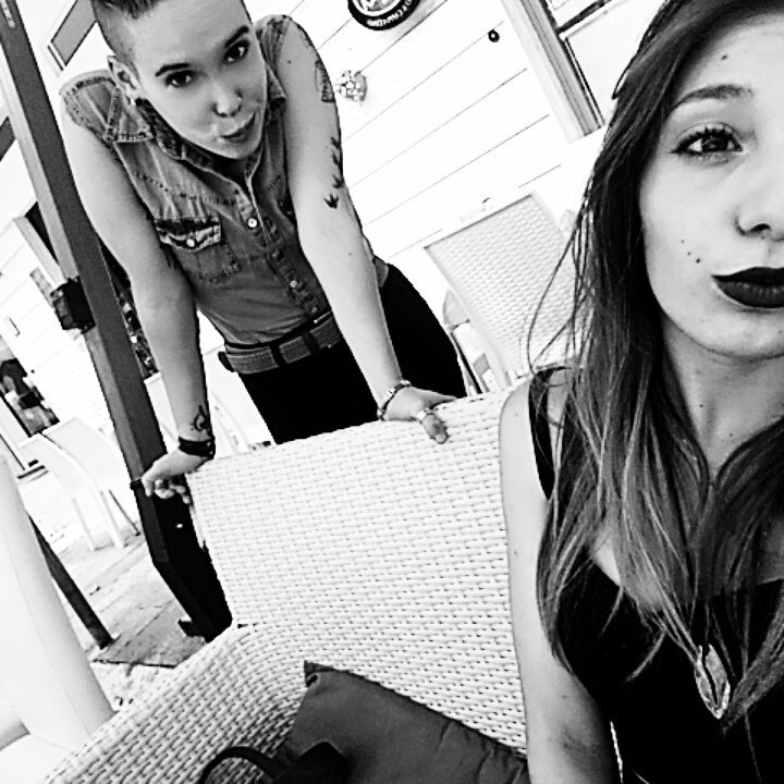 Liar_95's tweet photo. L'amica del cuore vede la tua prima lacrima, raccoglie la seconda e ferma la 3❣🙈😍
Vanessa FL Scipioni❤🔝 https://t.co/wexgh3EUAS