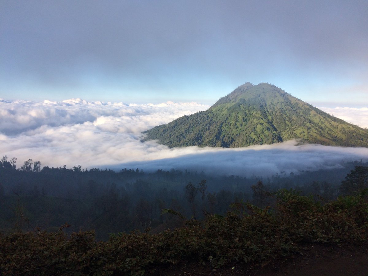 ZoraShrof's tweet photo. Beautiful view @ #ijenmount #breathtaking #earlymorning https://t.co/nfekt2BH1o