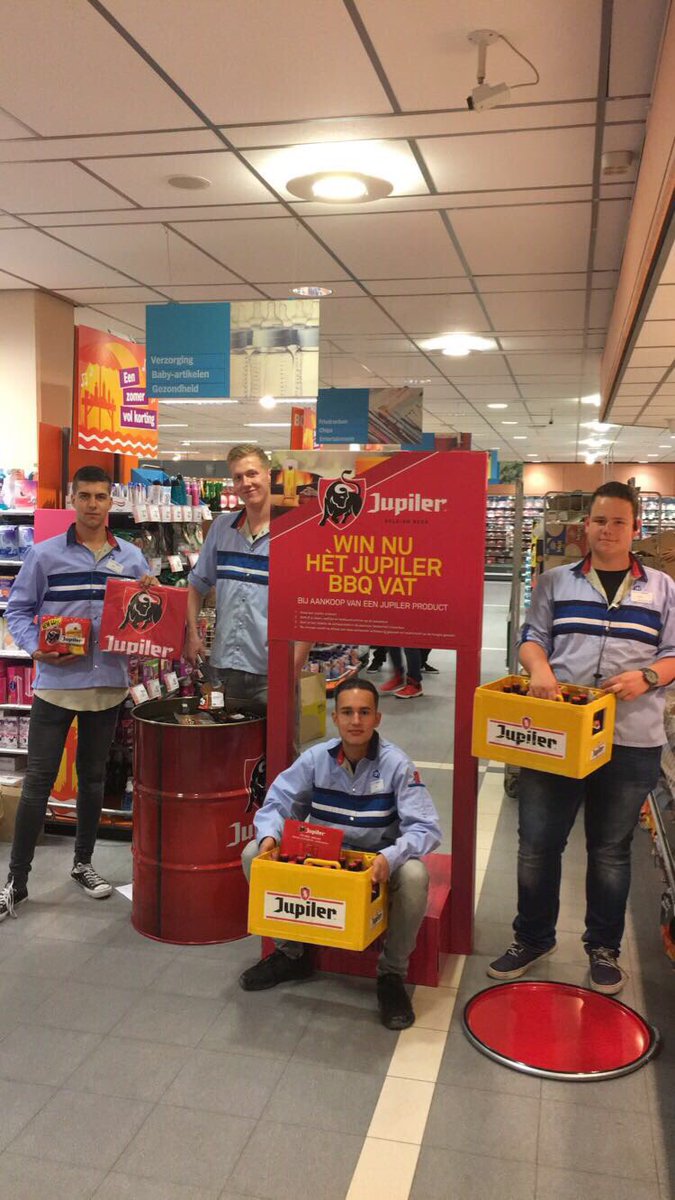 Een extra reden om dit weekend een kratje <a href="/Jupiler/">Jupiler</a> in huis te halen. 🍻 Bij wie zou dit #BBQ vat goed in de tuin staan?