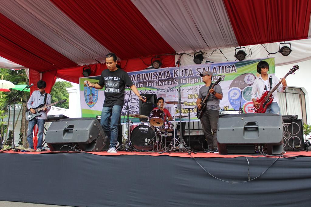 Candlelight_ID's tweet photo. Manggung dan promo single di hari jadi Kota Salatiga ke 1267. Thanks supportnya pemkot Salatiga. Produced by @AtoProductionID https://t.co/syceCLzmLn
