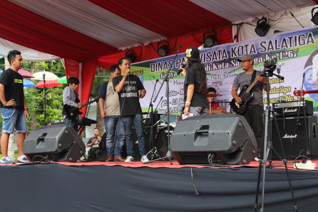Candlelight_ID's tweet photo. Manggung dan promo single di hari jadi Kota Salatiga ke 1267. Thanks supportnya pemkot Salatiga. Produced by @AtoProductionID https://t.co/syceCLzmLn