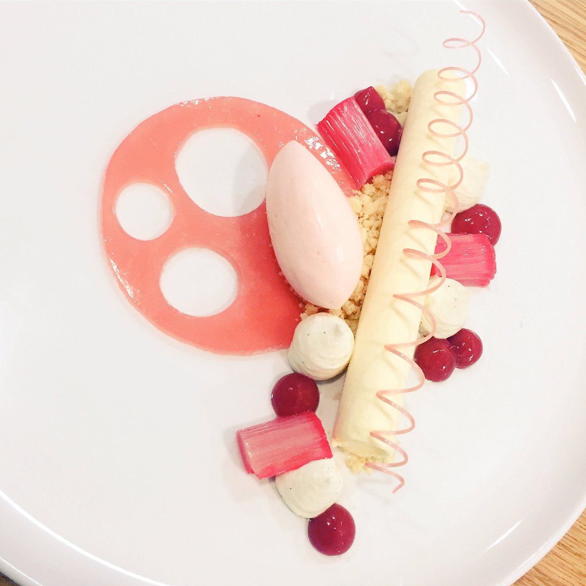 Bexxmrondeau's tweet photo. Ivoire White Chocolate Parfait w Ginger Poached Rhubarb , Rhubarb Jelly &amp; Rose Water Ice Cream @FMC_Wimbledon #feedyoureyes @TakeStockMag https://t.co/TPro7dP9Yh