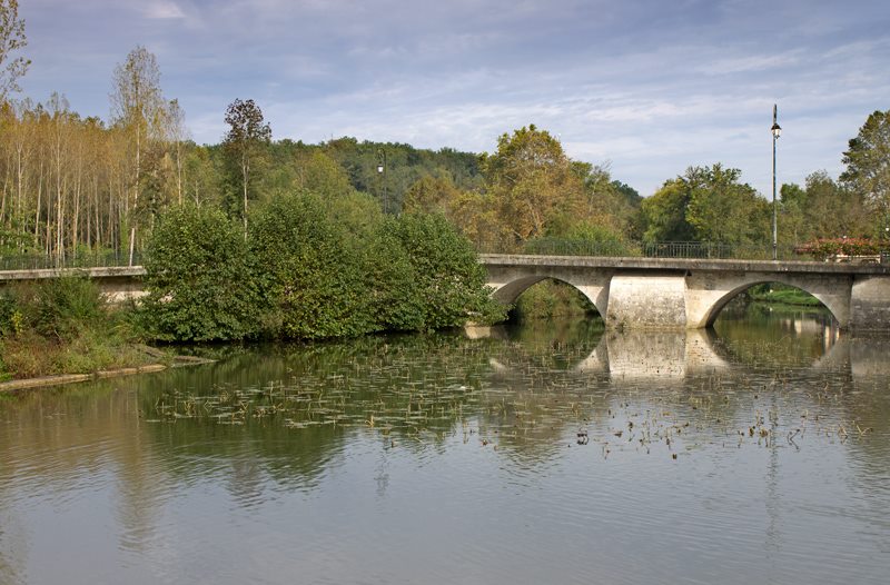 LeCabriResort's tweet photo. So many beautiful villages around #Duras. #Eymet is a short drive from us. A pretty bastide town with lots of ancient houses and monuments.. https://t.co/9OYnNfN8QL