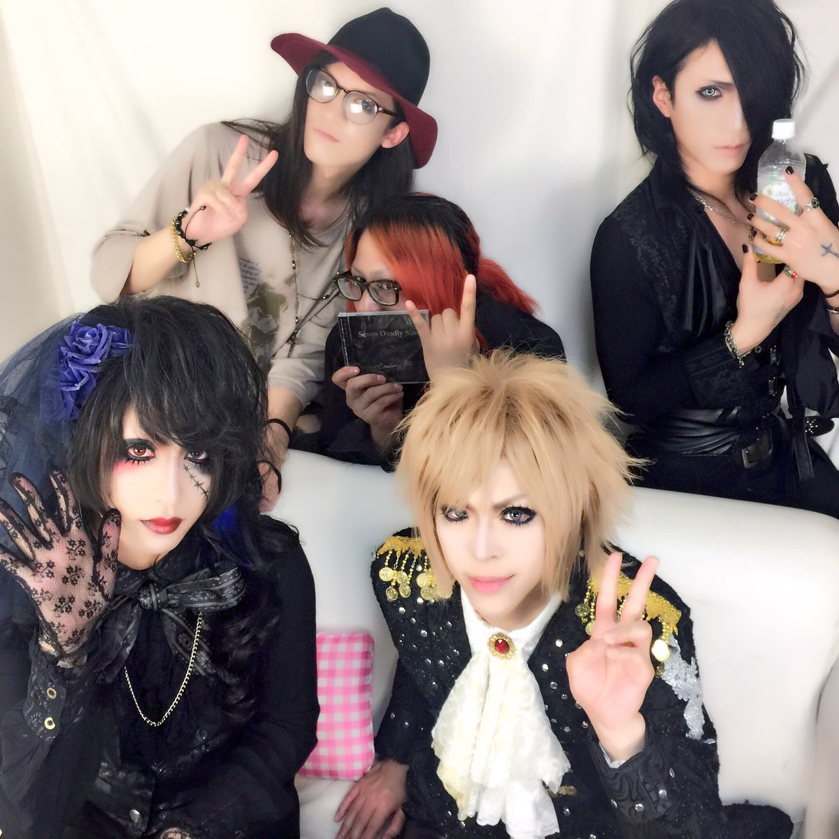 みざりおーる V Twitter 今夜配信 みざりおーるの音牙紅堂https T Co Wrbudqjkfs ゲストは2016年7月始動のゴシック ヴィジュアル系バンドembrace 耽美主義的な世界観 生と死 を主題に物語展開される楽曲群 ライブ 舞台芸術に昇華させた演出で私が今イチ推し