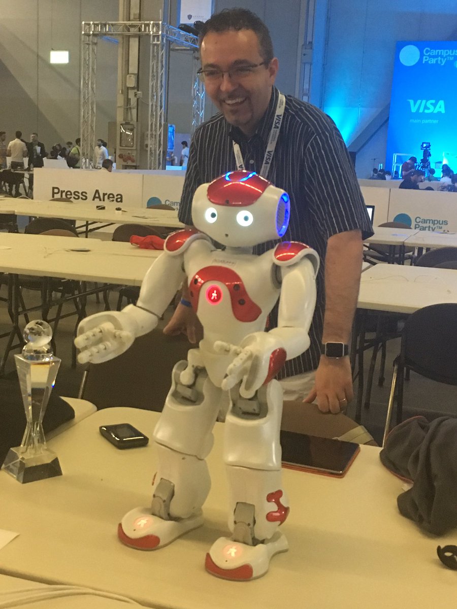 LAMONTEDOC's tweet photo. Ho un nuovo amico. #Nao l'ho conosciuto @campuspartyIT grazie a @YWNetwork ed ha le idee chiare:ragazze rivoluzionerete il mondo!! 🔥🔥🔥 https://t.co/r0dLLrkRV9