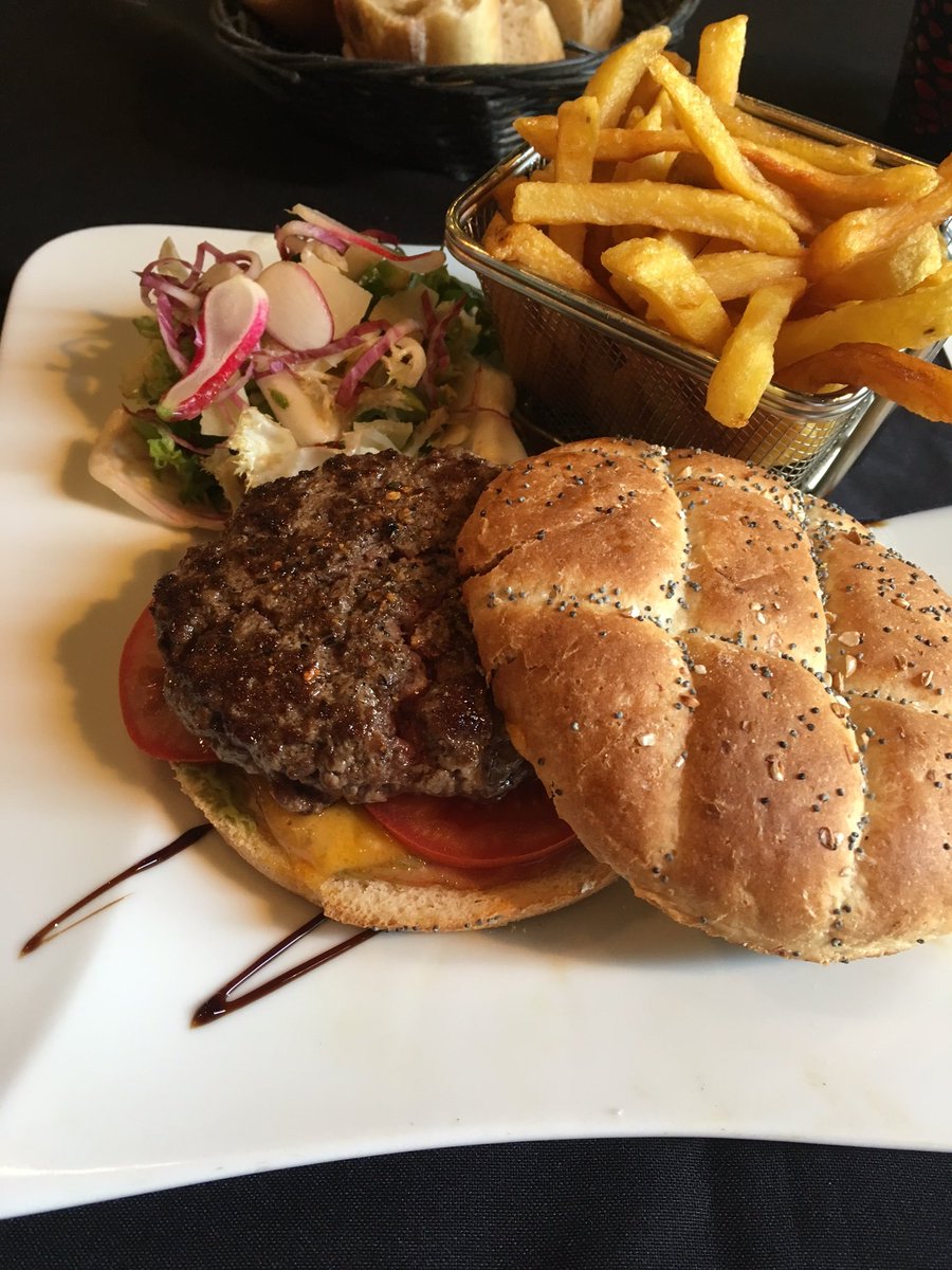 terrasse2014201's tweet photo. Le Burger de la Terrasse, service jusqu'à tard! #Goodfood #drinksandmusic #terrasse #HappyPeople 😍 https://t.co/4sDxhMznpA