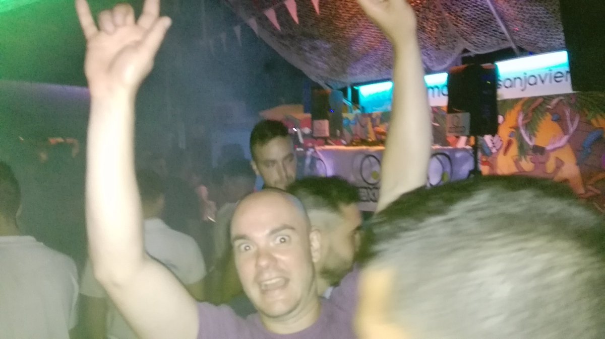 LOS40Dance_RM's tweet photo. Disfrutamos a lo maximo! Grandes @JoseAMdeejay y @Luka_Caro. Gracias @7holaverano por ayudarnos a hacer la noche mas divertida. @jabasti https://t.co/fiMF5IfuNf