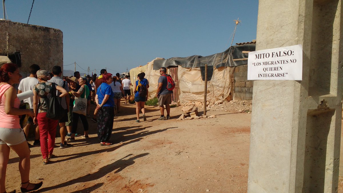 #CaravanaFronteraSur visitando asentamiento de migrantes en #Almeria   La foto es mala, la realidad infinitamente peor