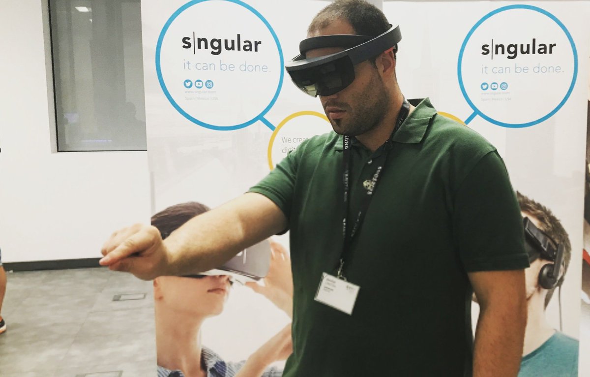 PlayingEpic's tweet photo. Probando en #ORV17 la increíble app en #Hololens #Microsoft para una empresa top de seguridad, desarrollada por @sngular. #realidadvirtual https://t.co/11PYc70Jwa