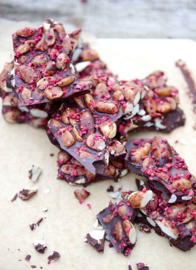 IndigoHerbs's tweet photo. Sumptuous, silky &amp; crunchy - this #ChocolateBark is seriously indulgent &amp; full of superfood goodness @FodderandPlonk https://t.co/cmi9MWBNGL https://t.co/Co2Y766mhf