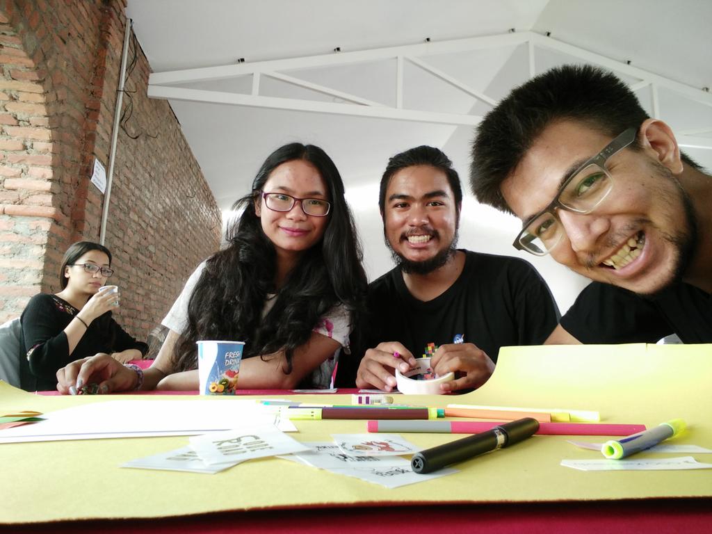 pradhanrak's tweet photo. At design sprint workshop #ioextended2017 #ktm #gdg #designsprint https://t.co/4Dhmbs6DXr