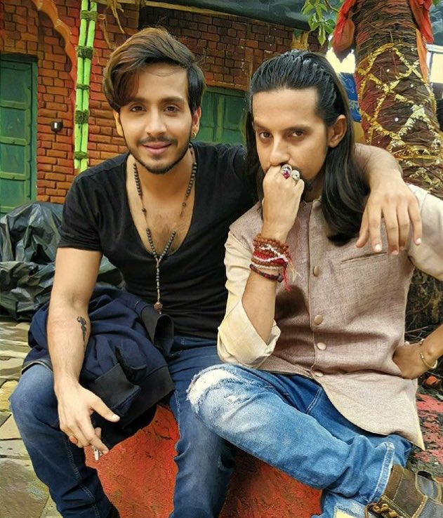 GhulaamFanClub's tweet photo. Happy weekend ❤️❤️❤️ @8paramsingh with @Aakash_Pandey #ghulaam #Rangeela #balam https://t.co/3kAQahI6Si