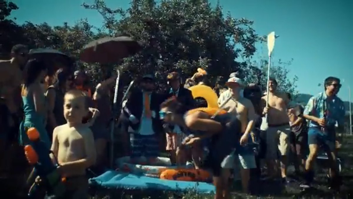IndaGloryKultur's tweet photo. ZESURA "Euskal Herri Tropikala" https://t.co/UDkmcujiXh  #SpecialGuest @Ana_Urrutia69 
#YouTube #LanBerria #Bideoklip #Rap #HipHop https://t.co/dEBbtz5UUz