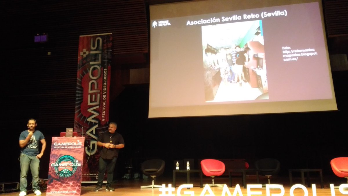 CristianG3D's tweet photo. Descubriendo la historia de las #recreativas españolas con los autores de #ContinuePlay? en la conferencia #Gamepolis2K17 @HeroesdePapelES https://t.co/rXViN5hnZV