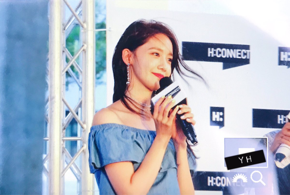 [PIC][22-07-2017]YoonA khởi hành đi Đài Loan để tham dự buổi Fanmeeting cho thương hiệu "H:CONNECT" vào hôm nay - Page 2 DFVR93oUMAAloXv