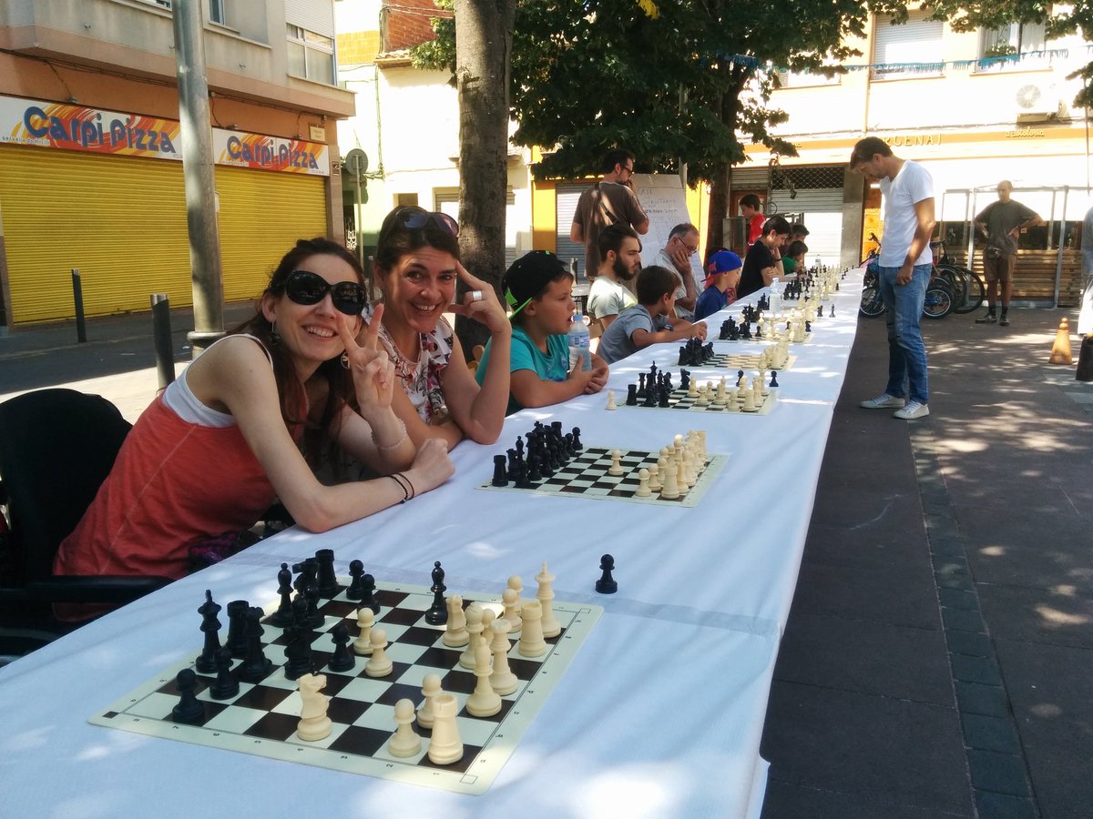ferranburch's tweet photo. Simultànies d'escacs a la plaça del Veïnat #FMSalt17 #Salt #quantdetemps https://t.co/kjO4m7kIKY