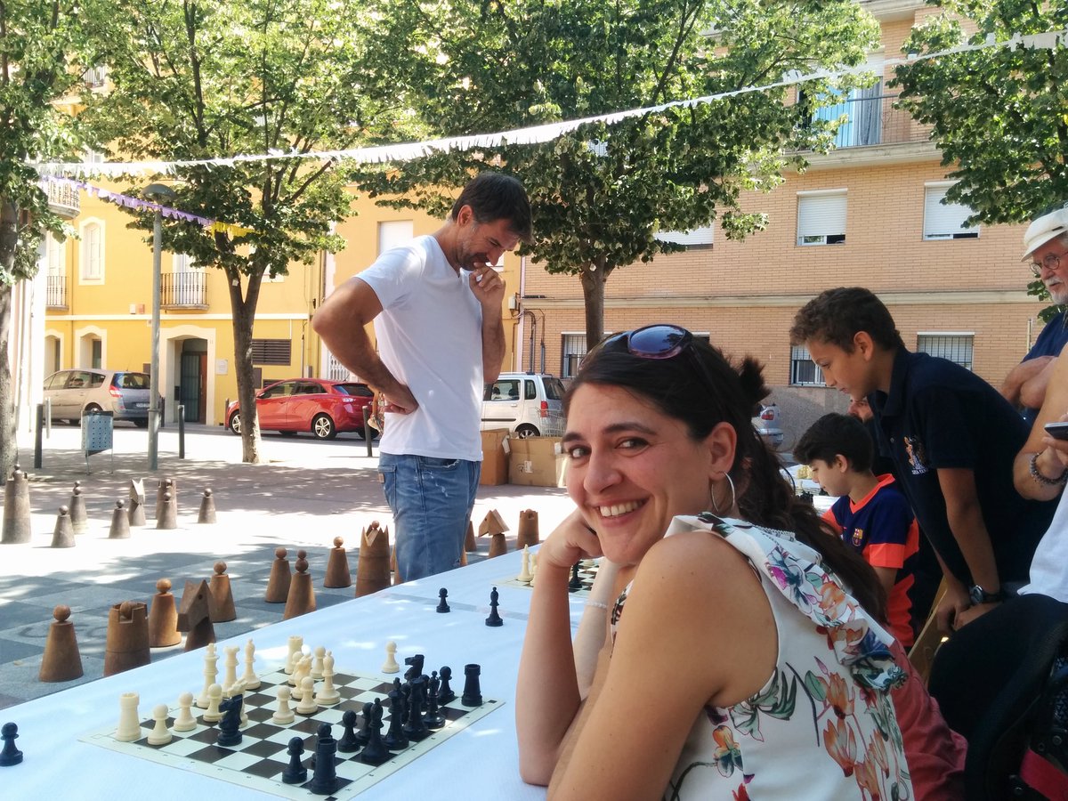 ferranburch's tweet photo. Simultànies d'escacs a la plaça del Veïnat #FMSalt17 #Salt #quantdetemps https://t.co/kjO4m7kIKY