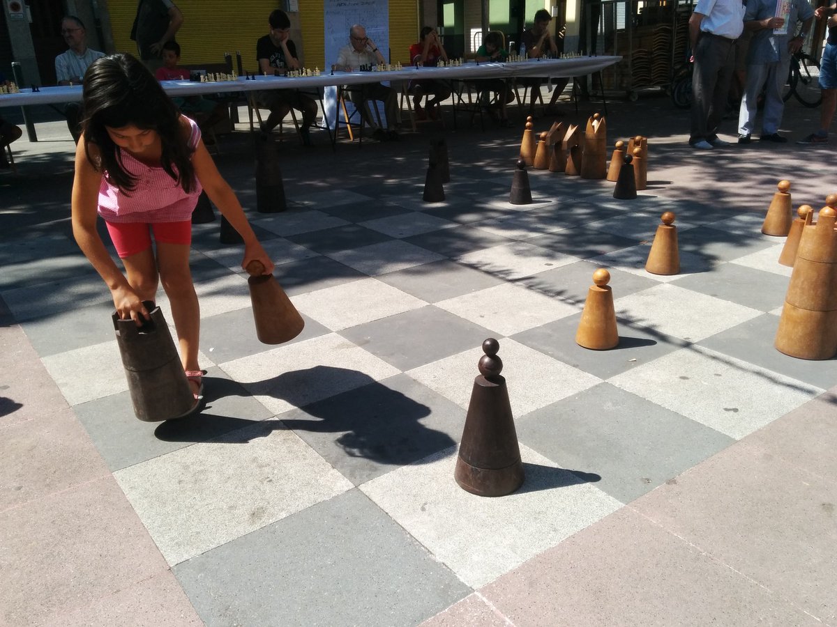 ferranburch's tweet photo. Simultànies d'escacs a la plaça del Veïnat #FMSalt17 #Salt #quantdetemps https://t.co/kjO4m7kIKY
