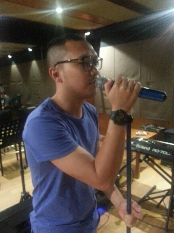 tapromusik's tweet photo. Sore-sore @kawindraband latihan nih di studio Abbe, Jangan ada 'Cemburu' ya diantara kita hehe https://t.co/8c74dY2LE1 https://t.co/zdnYbg1cNM