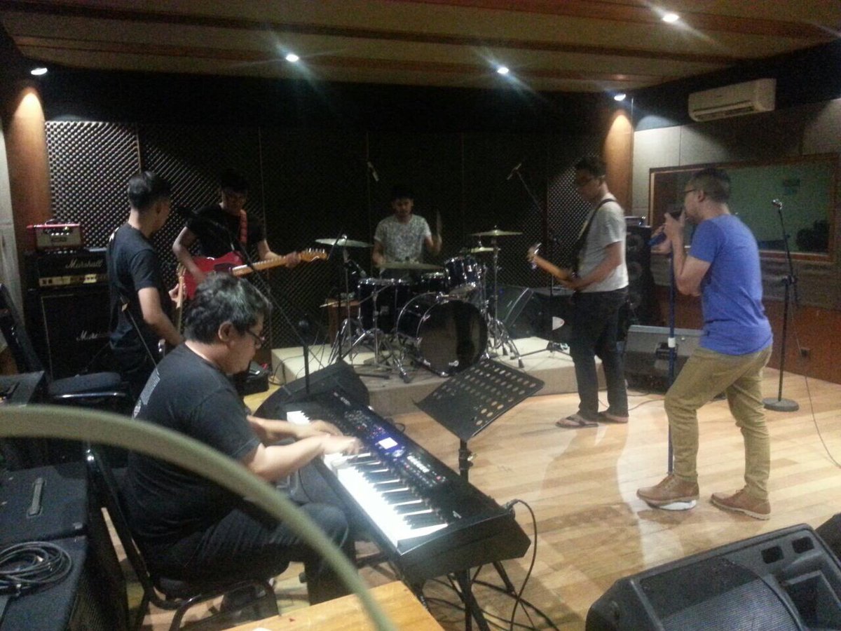 tapromusik's tweet photo. Sore-sore @kawindraband latihan nih di studio Abbe, Jangan ada 'Cemburu' ya diantara kita hehe https://t.co/8c74dY2LE1 https://t.co/zdnYbg1cNM
