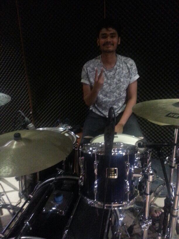 tapromusik's tweet photo. Sore-sore @kawindraband latihan nih di studio Abbe, Jangan ada 'Cemburu' ya diantara kita hehe https://t.co/8c74dY2LE1 https://t.co/zdnYbg1cNM