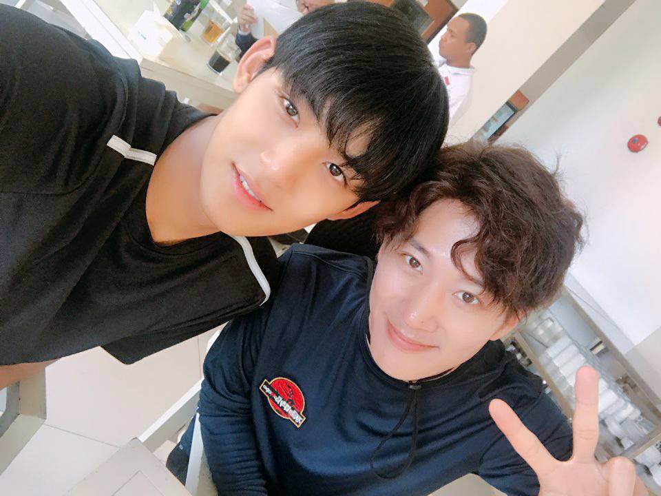 Svtn_17Mingyu's tweet photo. 캐럿들 다들 정글의 법칙 본방사수 했어요?!
절대 위험한 곳 아니고 안전하게 촬영 했으니 너무 걱정마요!
늦은 시간 까지 챙겨 봐줘서 고마워♡ 사랑해 내 보석들 [@leaderhyuna 💕] @svtn_seungkwan @Svtn_DK17 https://t.co/owXBsxKj2l