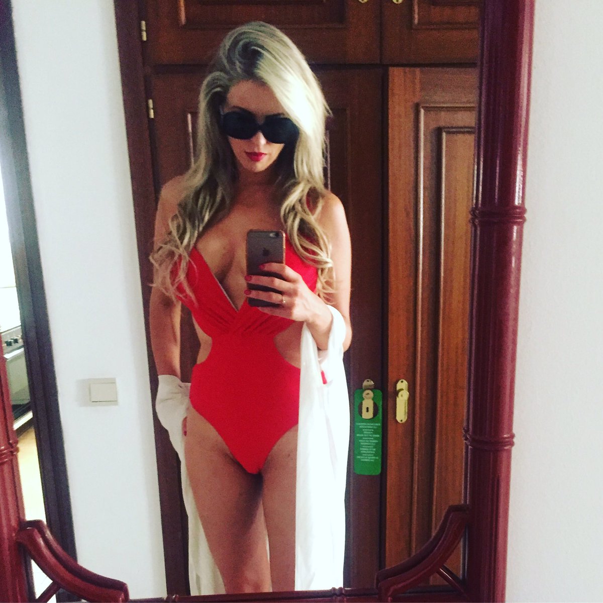 samantha_jane__'s tweet image. Day 3! #Marbslife #Sisu #poolpartyprep