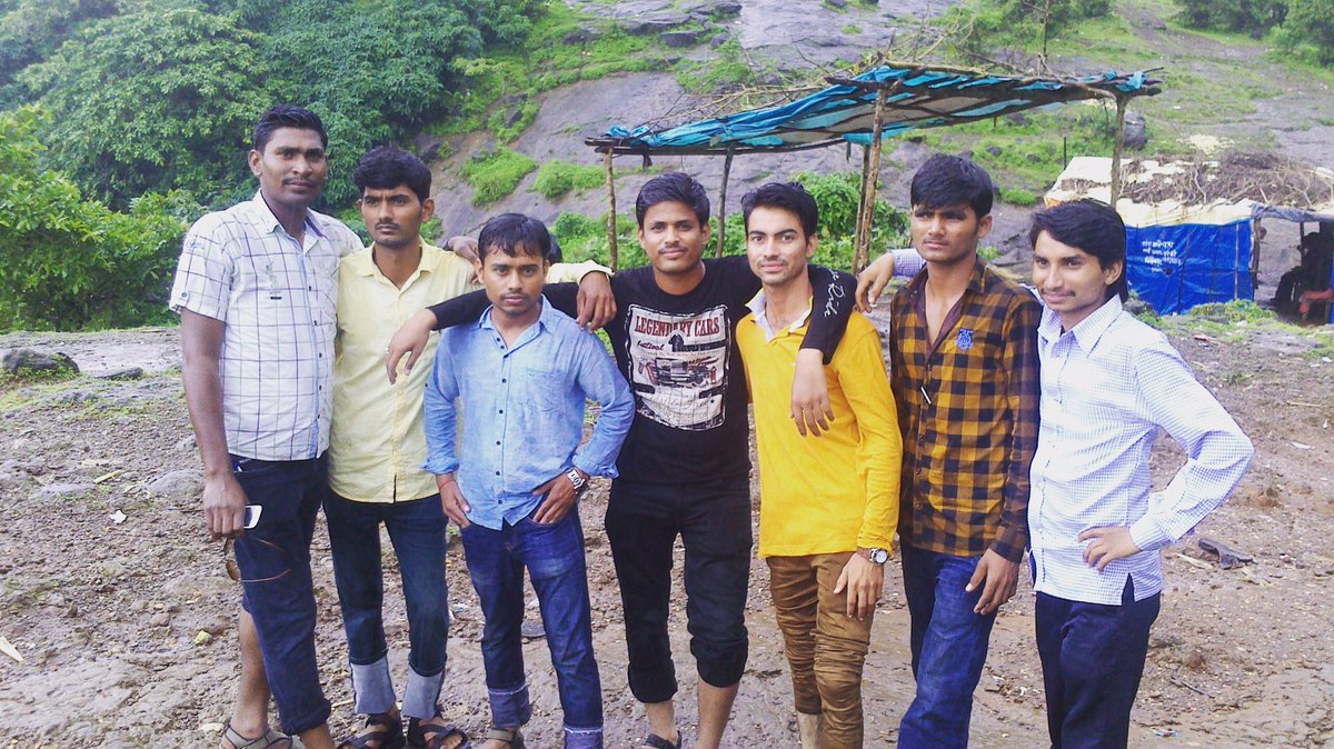 IamNIVRUTTI_'s tweet photo. #Throwback2YearsAgo
#One_Of_The_Priceless_Moment
#LoveYouFRIENDS❤️❤️❤️
#MissYouFRIENDS😭😭😭 https://t.co/rCnmC5Berf